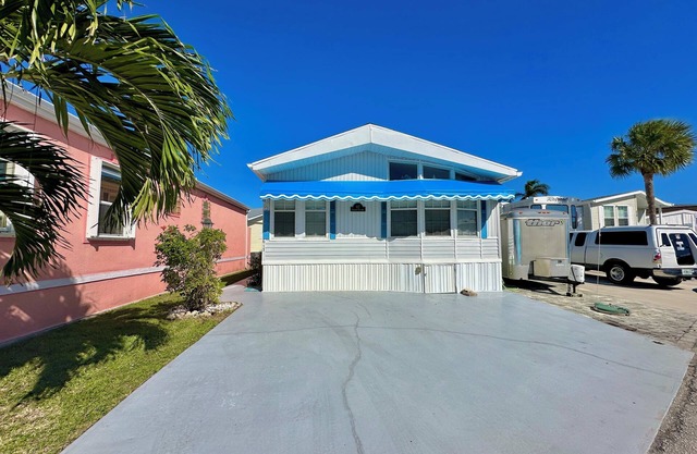adorable 2 bedroom 1 1/2 bath beach home