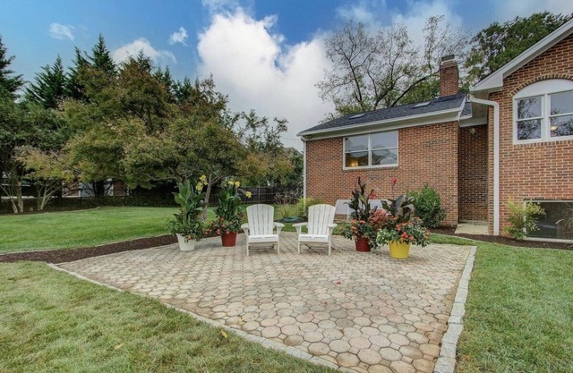 Adorable 2 bedrooms+ den with indoor fireplace