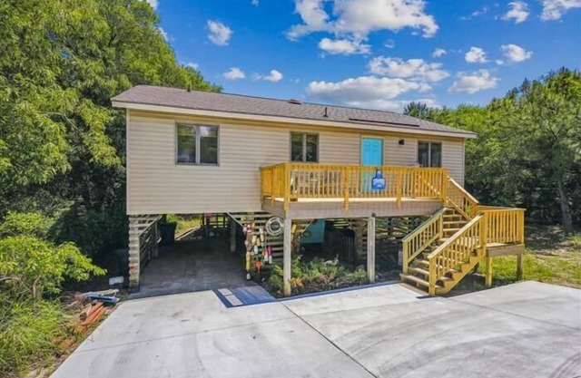Adorable 4 BR, short walk to the beach in Southern Shores!