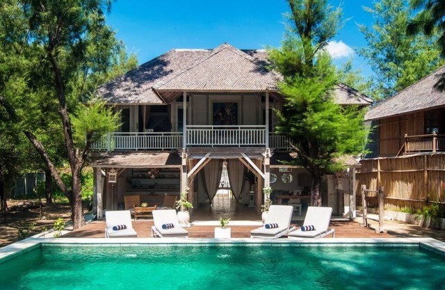 Adorable 4BR Villa - Gili Trawangan! 1Min Walk To The Beach! W/Swimming Pool!