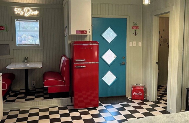Adorable 50's-themed cabin at River's Edge Campground w/resort amenities. n