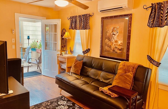 Adorable Apartment in Montrose