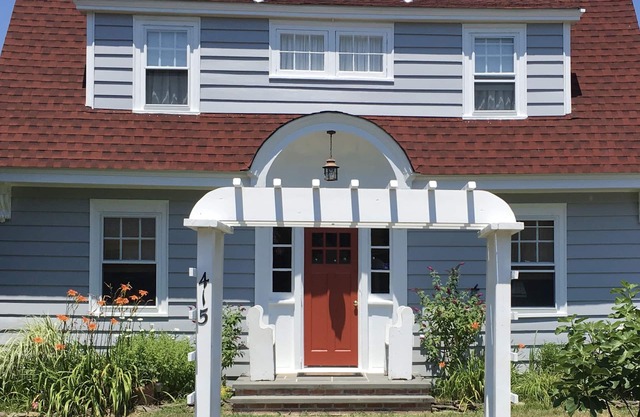 Adorable cottage with short walk to beautiful ocean beaches and nature trails.