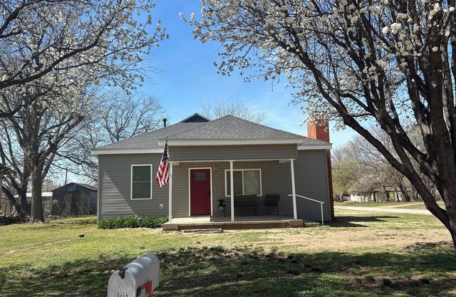 Adorable New Remodeled 3BR 2 BA quiet neighborhood!