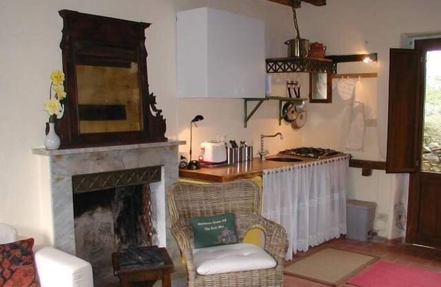 Adorable Tuscan cottage with beautiful garden just outside Lucca, sleeps 2