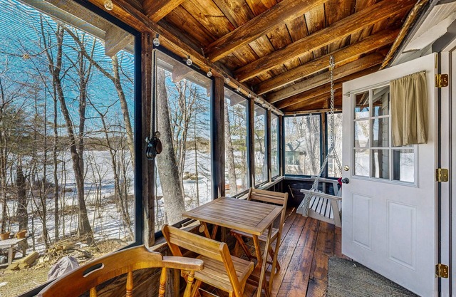 Adorable waterfront gem with 2 kayaks, high-speed WiFi, full kitchen & dock