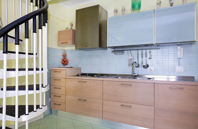 Adriana holiday house , free parking, Wi Fi, near sea, private kitchen,