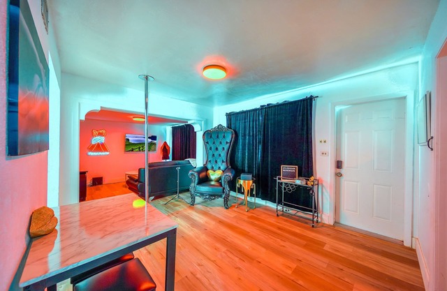 Adult Themed Erotic stay at Lola's House