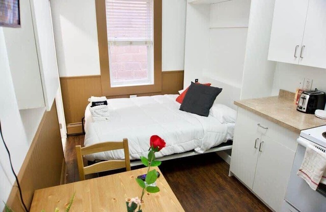 Affordable Micro Suite, Parking, 4k Smart TV, Downtown, WiFi