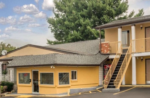 Affordable Yet Fun! Pet-friendly, Breakfast and Parking Included
