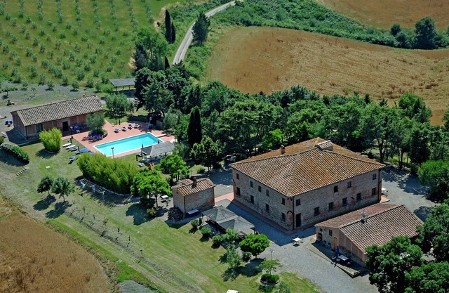 Agriturismo in Tuscany with Pool and Wine Tasting