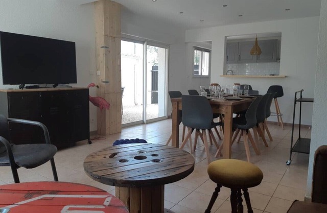 Aigues-Mortes house sleeps 8 6min walk from the ramparts and 6km from the beach