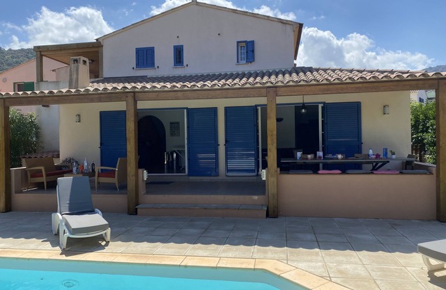 Air-conditioned villa with secure swimming pool, sleeps 12, 5mn from beach WIFI, Internet