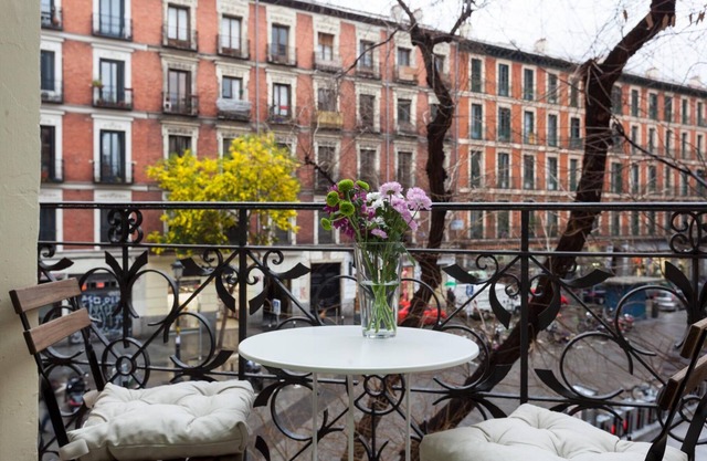 Air-Conditioned Apartment w/Two Balconies & Full Kitchen - Amazing Location