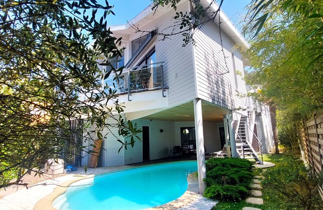 Air-conditioned architect-designed villa with swimming pool in the Royan park district.