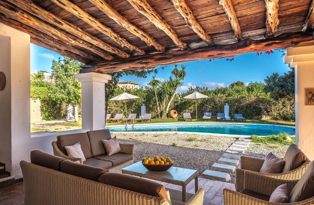 Air-conditioned Holiday Home with Pool, Terrace and Wi-Fi