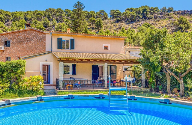 Air-Conditioned Villa near the Beach with Pool, Garden, Terrace & Wi-Fi;