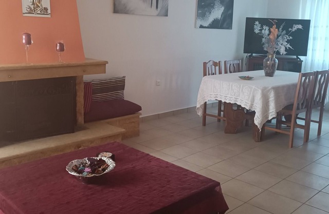 Airport-Athens house 20' both directions by car. Family-sized & pets friendly!