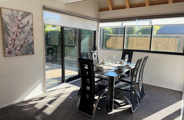 Airport Retreat: 4BR 8 Guestsn