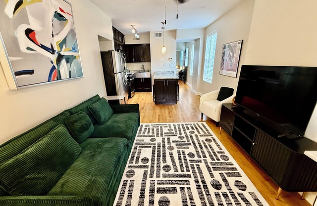 Airy apartment close to EVERYTHING