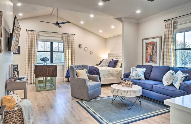 Airy Bentonville Studio < 1 Mile to City Square!