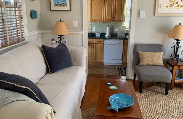 Airy, Bright and Charming in West End!