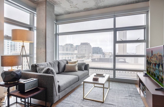 Airy Lower Nob Hill 2BR w/Roofdeck, BBQ, near Shops, by Blueground