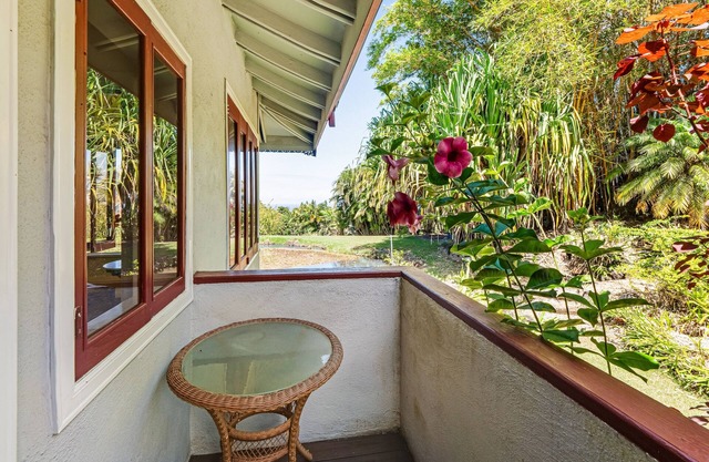 Airy villa and Ohana suite in a tropical garden setting with lanai & patios