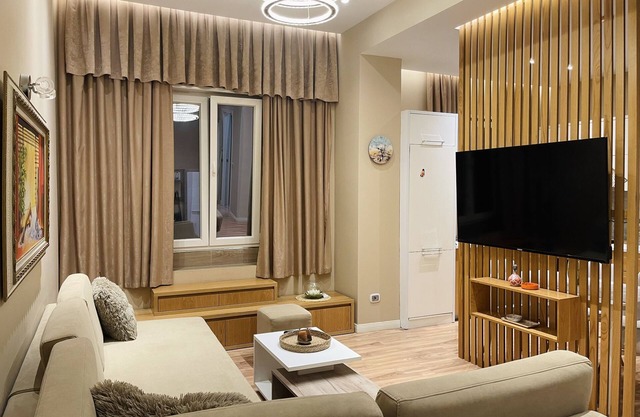 AJ Apartments: City Center View Apartment