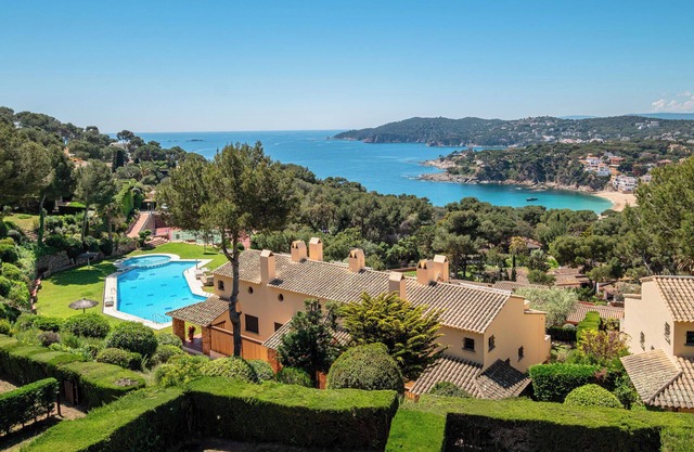 AL-7 Llafranc 8 PAX - Four Bedroom House, Sleeps 8
