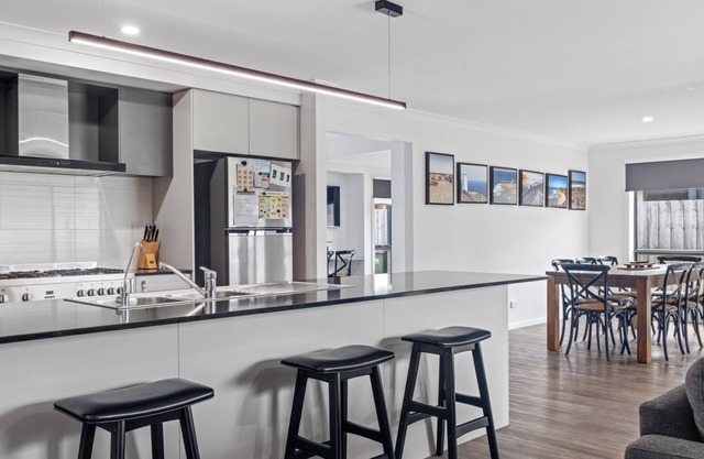 Albatross Retreat - A Stylish New Modern Home