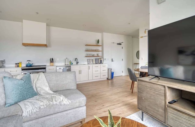 Alberta Arts 2BR Prime Spot Modern Vibes