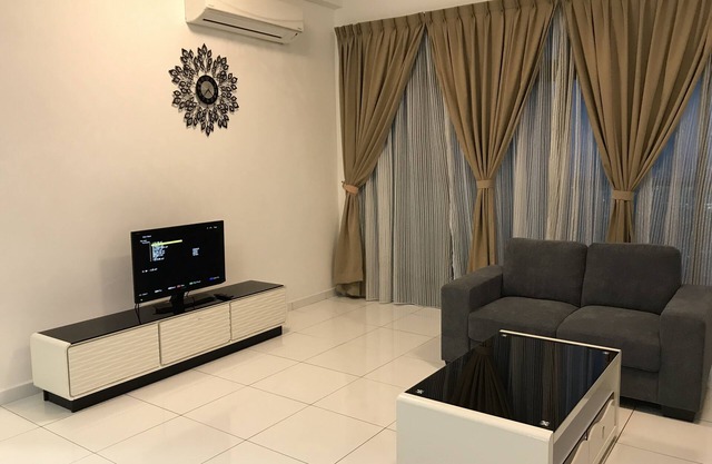 Alita Homes 6-8 Pax@Sky Loft AEON Bt Indah, LEGOLAND+WIFI+CABLE CHANNEL