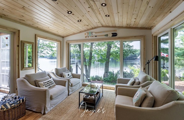All Day Sun! 7 bed 2 bath cottage on Lake Muskoka! Perfect Location! Privacy!