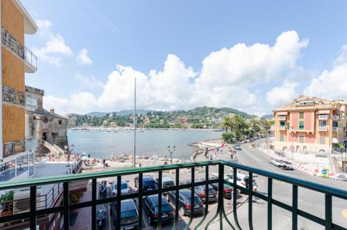 Alla Casa Rosa al Mare, Central Seafront Stay, Air Conditioning, Wi-Fi, the Ideal Choice for a Relaxing and Exciting Coastal Escape, with available on request at 20,00 euro per night Private Garage, Welcome kit Priority, Prosecco and Canestrelli
