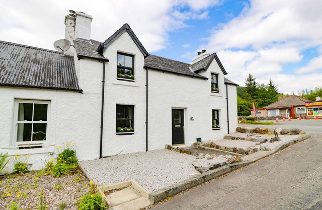ALMA COTTAGE, pet friendly, with a garden in Tyndrum