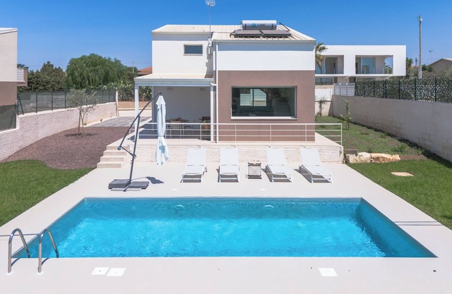 Aloe, Villa in Marina di Ragusa (Sicily) with pool by the sea