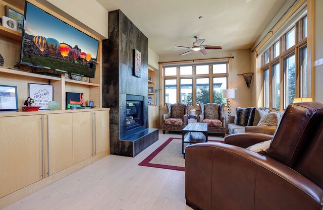 ALP2C | Downtown | Walk to Shops | Free City Bus | Ski Locker at Base