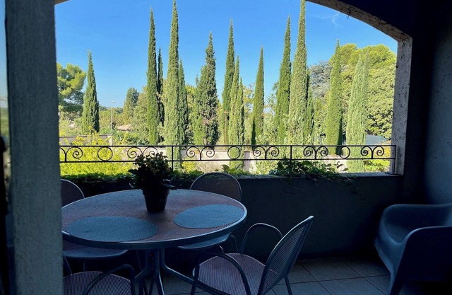 Alpilles-side apartment with terrace in Saint-Remy-de-Provence