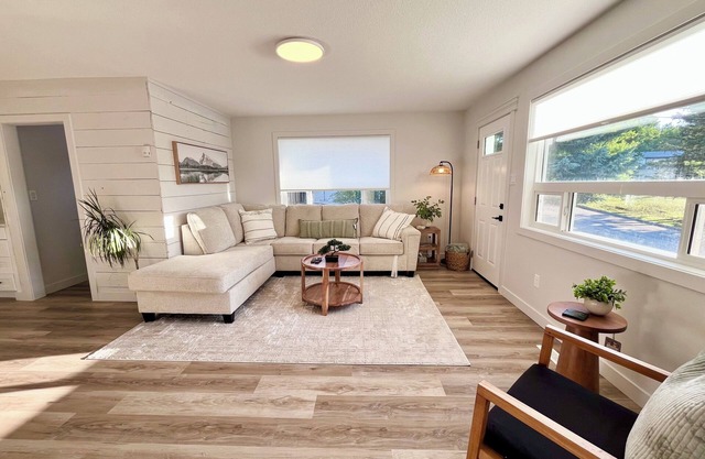 Alpine Escape-Completely Renovated Home, 20 minutes from Jasper Park Gates