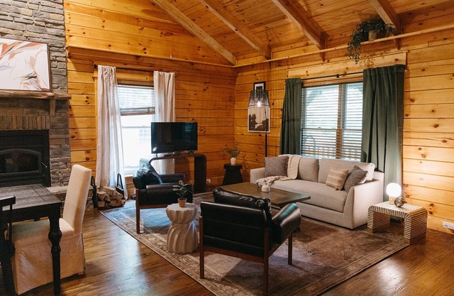 "Alpine Hills" Cozy Hideaway RRG Cabin w/Hot Tub