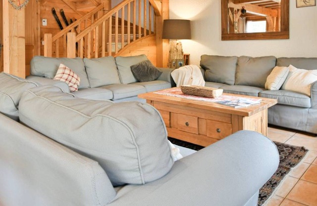 Alpine Luxury: 4-Star Chalet, Ski-In/Ski-Out, Near Shops, Sleeps 16, 6 Bedrooms