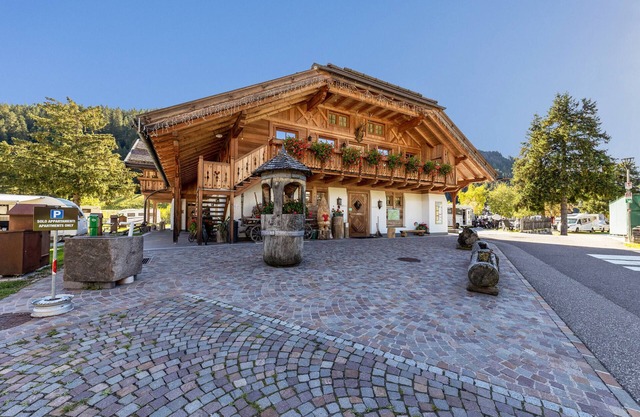 Alpine-style Apartment 'Catinaccio Rosengarten' with Wi-Fi