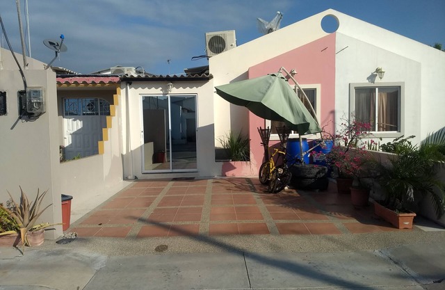 ALQUILO VILLA AMOBLADA Y CLIMATIZADA EN URBANIZACIÓN PRIVADA, FRENTE AL MAR