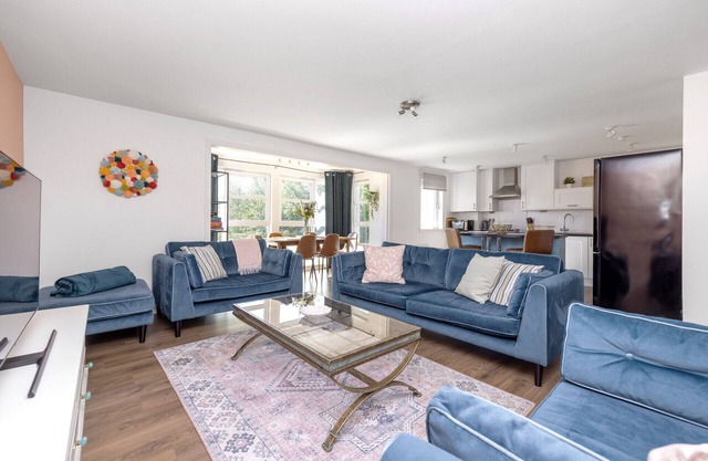 ALTIDO Stunning 2-bed flat w/free parking