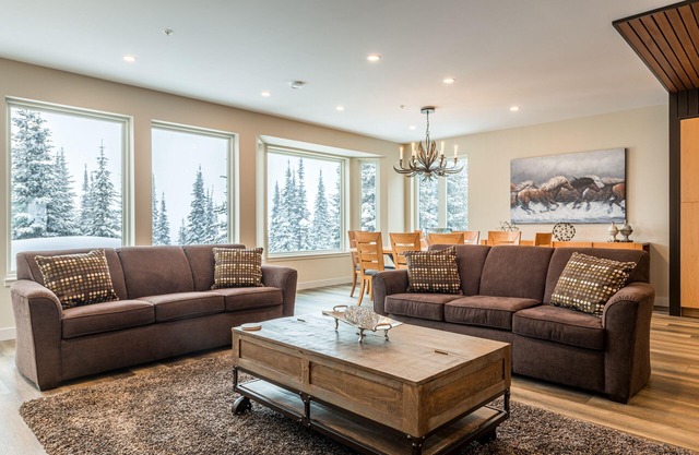 Amazing Home with hot tub, laundry, BBQ and garage - Steps from the Village