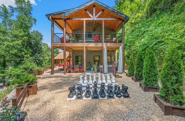 Amazing 3BR Cabin w/FIRE PIT+Game Room+HOT TUB!