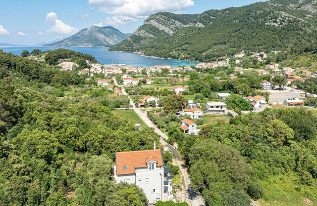 Amazing apartment in Zuljana with WiFi