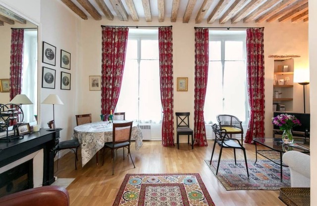 Amazing Apartment With Loft & Tons Of Charm By The Louvre & Tuileries Garden!