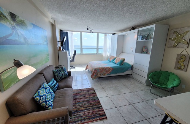 AMAZING BCHFRNT UNIT WITH POOL,TIKKI BAR, FREE PARKNG, WI-Fi, GYM & TENNIS COURT